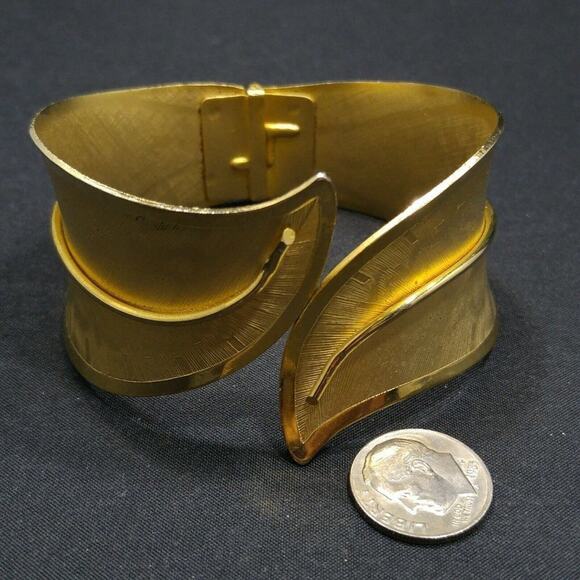 Vintage Hinged Clamper Cuff Bracelet, Gold Plated, Unsigned, Wrapped Leaf Design - Picture 7 of 9